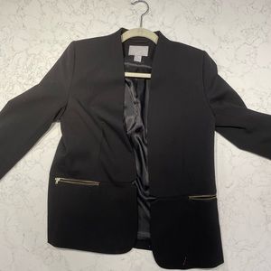 Fitted blazer in woven fabric with notched lapels. With welt front pockets